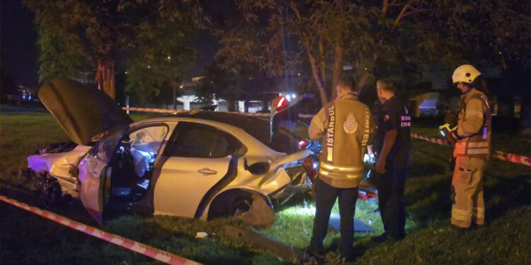 Üsküdar'da hızını alamayan otomobil ağaca çarptı