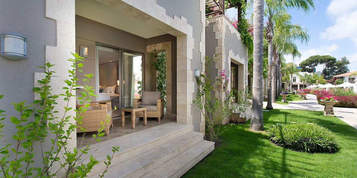 Antalya'nın deniz, kum ve güneşinin tadını 'VIP' hizmet alarak çıkarmak isteyen turistler, kentte ultra lüks hizmet veren otellerdeki süit oda ya da villaları tercih ediyor.