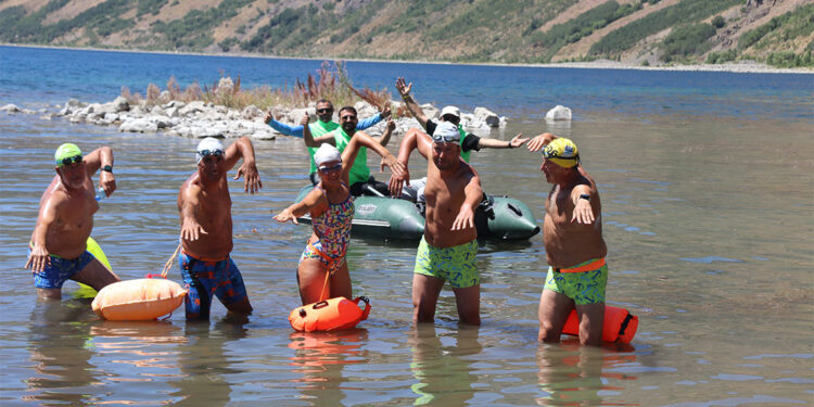 Van Gölü'ndeki kirliliğe dikkat çekmek için yüzdüler
