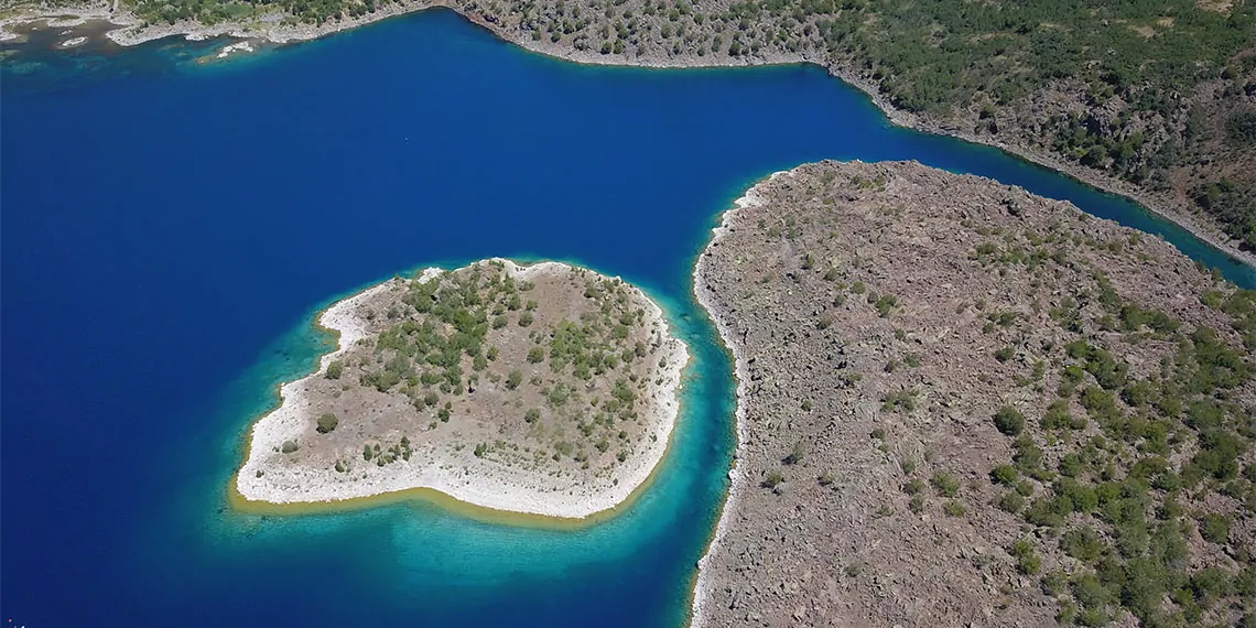 Van gölü'ndeki kirliliğe dikkat çekmek ve bölgeye turist ilgisini artırmak için düzenlenen etkinlikte sporcular, nemrut krater gölü'nün buz gibi suyunda gidiş-dönüş yaklaşık 7 kilometre kulaç attı.