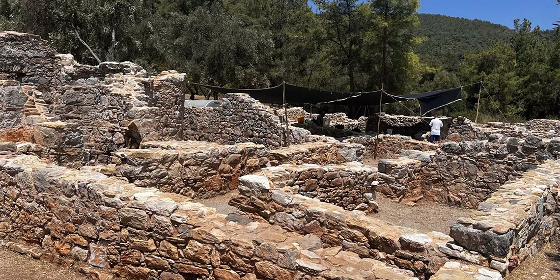 Muğla'nın bodrum ilçesi sınırlarında yer alan ve antik dönemde 'anastasiapolis' olarak bilinen kissebükü antik kenti'nde sürdürülen kazı çalışmaları, erken bizans dönemine ait önemli bulgular ortaya çıkardı.