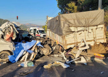Manisa'da hafif ticari araç kamyona çarptı; 4 ölü 3 yaralı