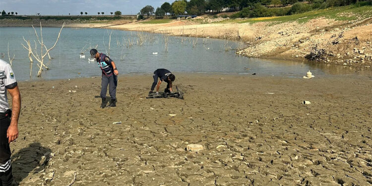 Bursa'da balçığa saplanan 2 çocuk kurtarıldı