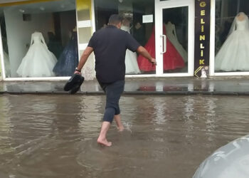 Ağrı'da sağanak nedeniyle caddeler göle döndü