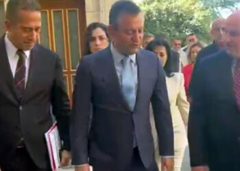 Özgür Özel kırılan ayağına takılan atel ile TBMM Genel Kurulu'na katıldı