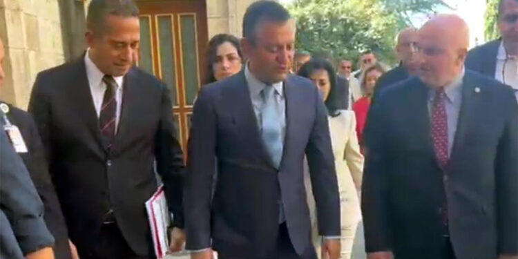 Özgür Özel kırılan ayağına takılan atel ile TBMM Genel Kurulu'na katıldı