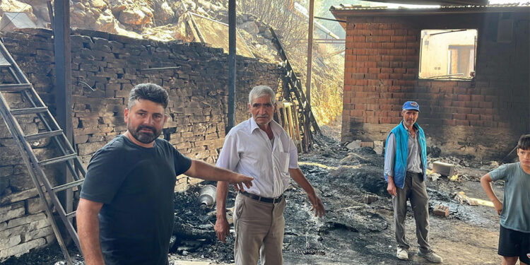 Hışımlar Mahallesi'nde 3 ev 1 ahır ve 1 çiftlik yandı