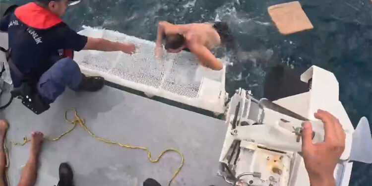 Batan teknedeki 3 kişi Sahil Güvenlik ekiplerince kurtarıldı