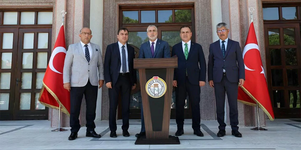 Çalışma ve sosyal güvenlik bakanı prof. Dr. Vedat işıkhan, "gözünü adeta kan bürümüş bu katillerin yaptığı soykırımla bugüne kadar 40 binden fazla filistinli kardeşimiz öldürüldü" dedi.