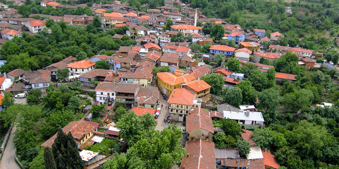 Uludağ'ın eteklerinde bulunan ve 2014 yılında, Bursa ile birlikte UNESCO Dünya Miras Listesi’ne alınan Cumalıkızık 700 yıllık tarihi, mimarisi, dar sokakları, cumbalı evleri ile görenleri hayran bırakıyor.