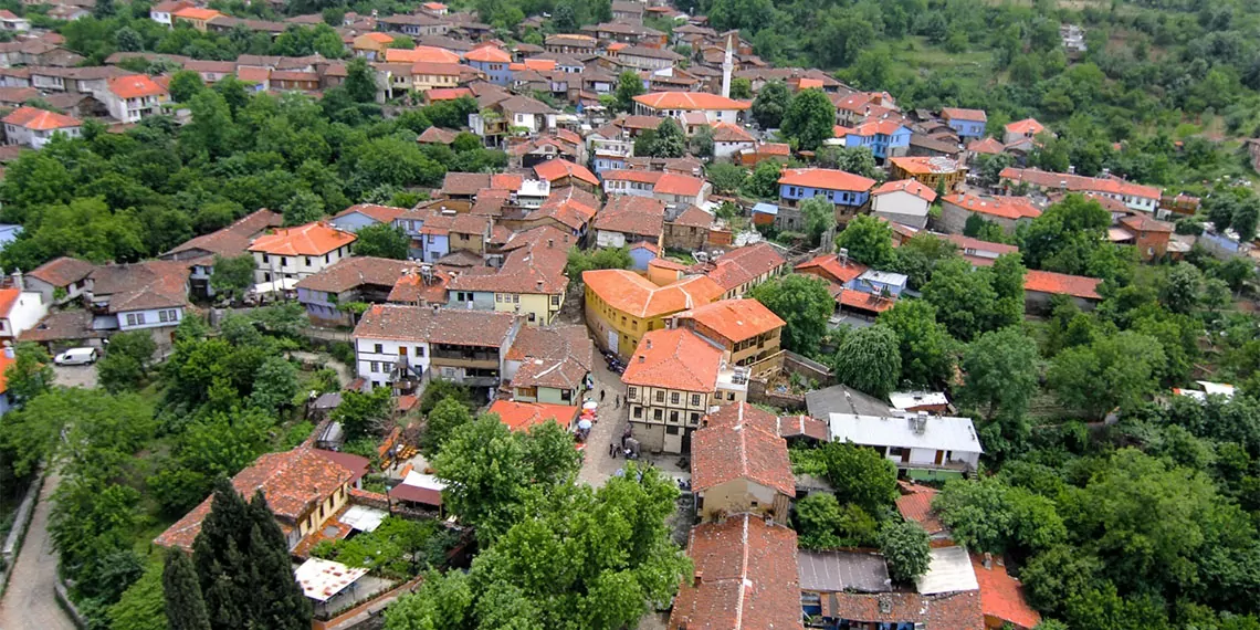 Uludağ'ın eteklerinde bulunan ve 2014 yılında, bursa ile birlikte unesco dünya miras listesi’ne alınan cumalıkızık 700 yıllık tarihi, mimarisi, dar sokakları, cumbalı evleri ile görenleri hayran bırakıyor.