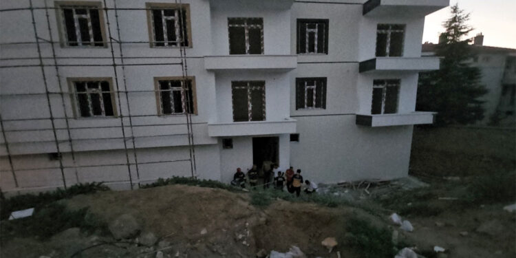 Genç işçi asansör boşluğuna düşerek yaşamını yitirdi