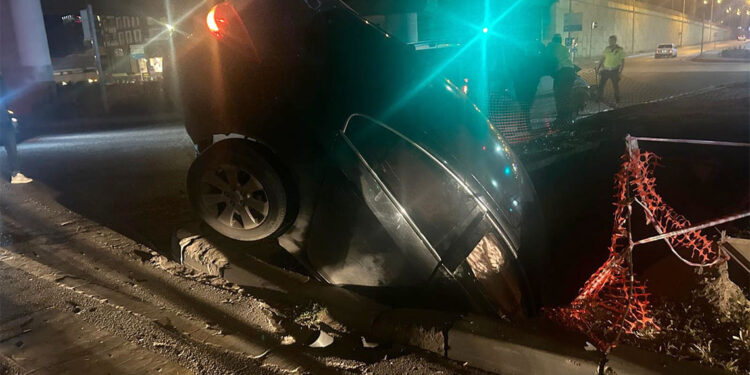 Sivas'ta hafif ticari araç ile çarpışan otomobil çukura düştü