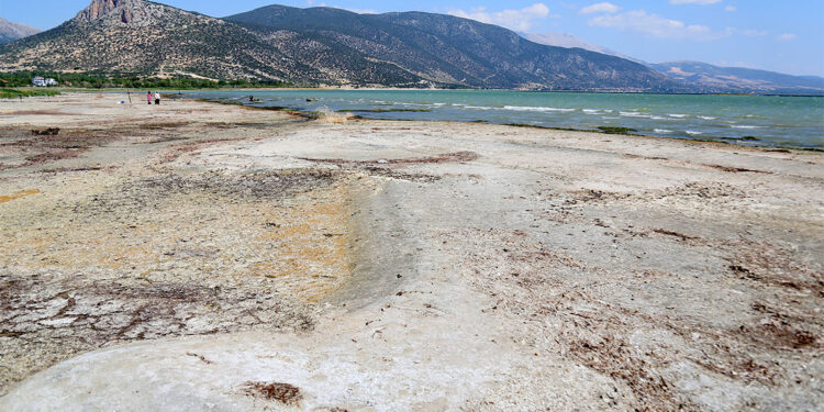 Eğirdir Gölü'ndeki kuraklık alarm veriyor
