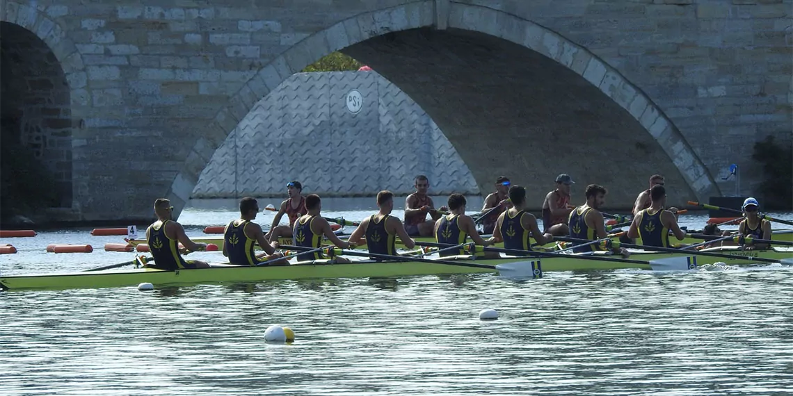 Edirne'de meriç nehri'nde gerçekleştirilen gençler türkiye kürek şampiyonası'nda, 6 kategorinin 4'ünde liderliği alan fenerbahçe kürek takımı yarışmalara damgasını vurdu.