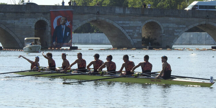 Fenerbahçe Kürek Takımı yarışmalara damga vurdu