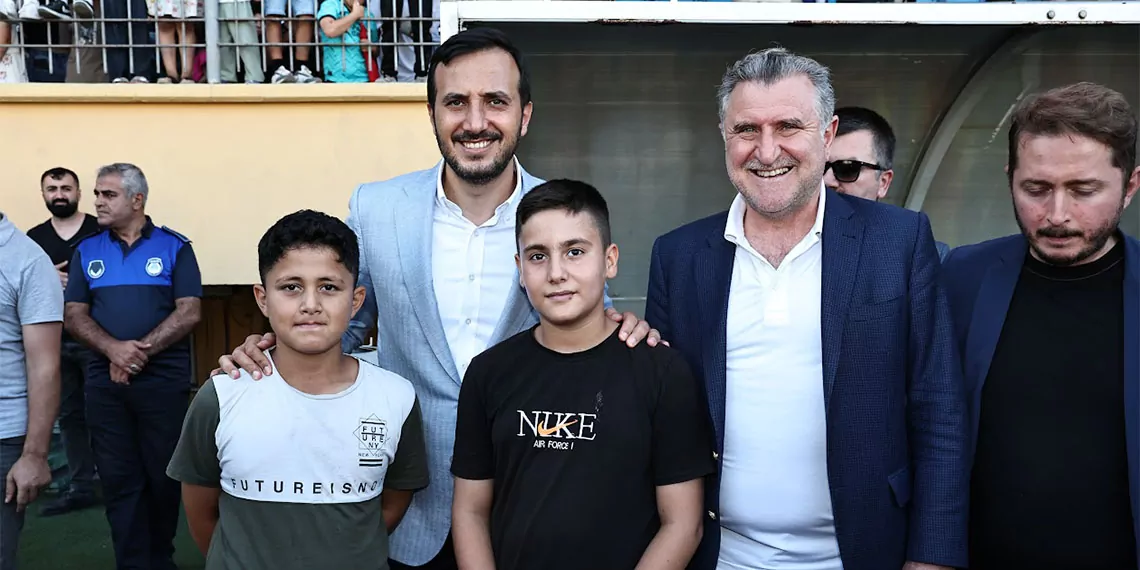 Tügva yaz spor okulları kapanışı ile bağcılar belediyesi’nin bu yıl ilkini düzenlediği yıldızlar sahnesi 2024 futbol ve voleybol turnuvası, gençlik ve spor bakanı dr. Osman aşkın bak’ın katıldığı programla sona erdi.