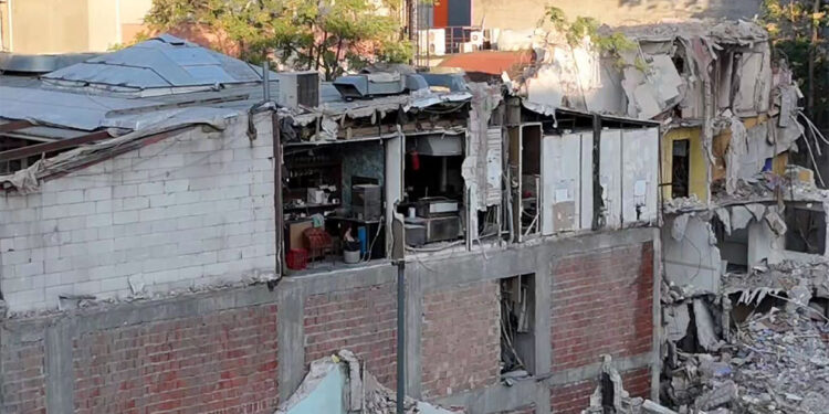 Yıkım sırasında kafenin duvarının olmadığı ortaya çıktı