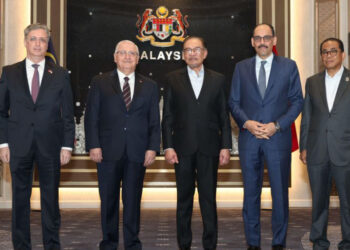 Yaşar Güler ve İbrahim Kalın Malezya'ya gitti