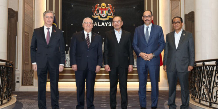 Yaşar Güler ve İbrahim Kalın Malezya'ya gitti