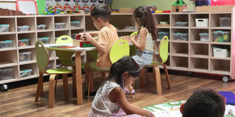 Anaokulu ve bakıcı fiyatları çalışan anne babaları zorluyor