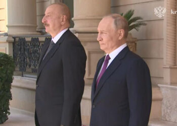 Vladimir Putin Haydar Aliyev'in mezarını ziyaret etti