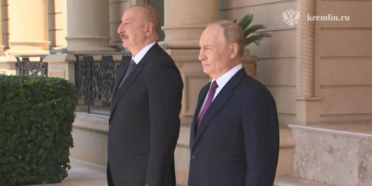 Vladimir Putin Haydar Aliyev'in mezarını ziyaret etti