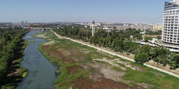 Seyhan Nehri'nde gün geçtikçe kirlilik artıyor