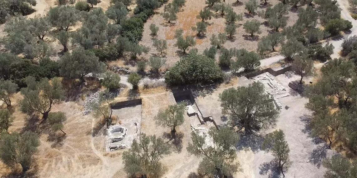 Çanakkale'nin ayvacık ilçesine bağlı gülpınar köyünde apollon smintheus kutsal alanı'nda devam eden arkeolojik kazılarda, 1500 yıllık konutlar gün yüzüne çıkarılıyor.