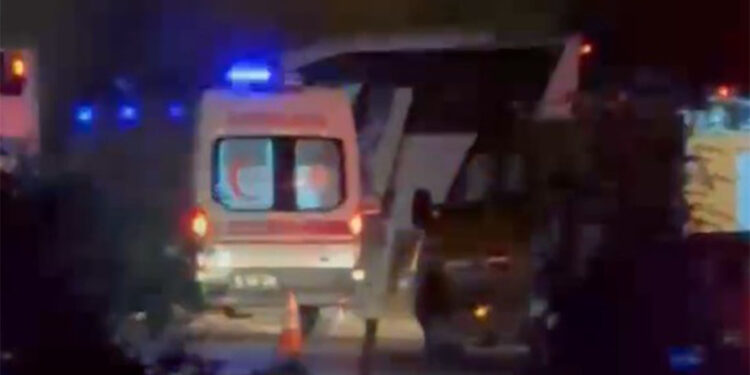 Aydın'da yolcu otobüsü yayaya çarptıktan sonra devrildi