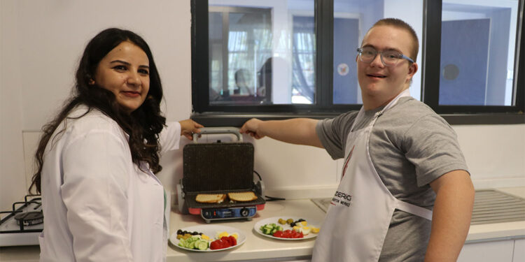 Özel gereksinimli çocuklara günlük yaşam beceresi eğitimi