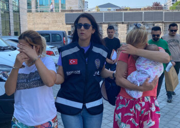 Hırsızlık şüphelisi, kucağında 2 aylık bebeği ile adliyeye sevk edildi