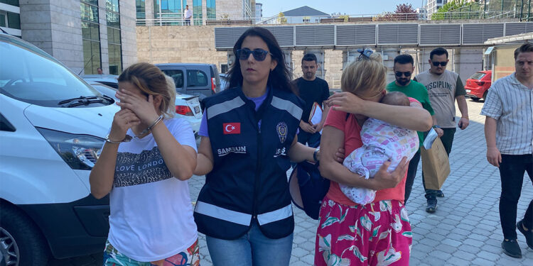 Hırsızlık şüphelisi, kucağında 2 aylık bebeği ile adliyeye sevk edildi