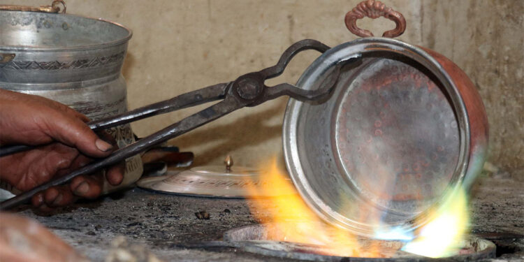 Çırak olarak başladığı kalaycılığı 65 yıldır sürdürüyor