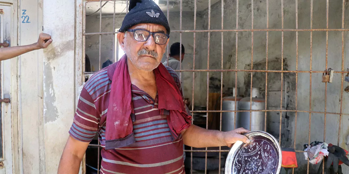 Gaziantep'te yaşayan cahit çalı (75), 10 yaşında çırak olarak başladığı kalaycılığı 65 yıldır sürdürüyor. 10 metrekarelik dükkanda, 120 dereceyi bulan sıcaklıkta çalışan çalı, eskiyen bakır eşyaları kalaylayıp, yeniliyor.