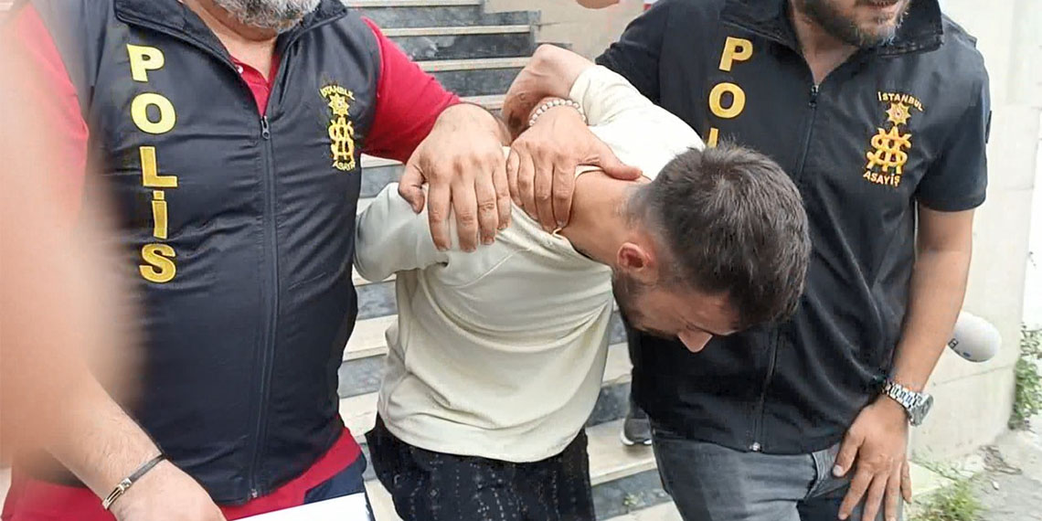 Kadıköy'de amatör müzisyen, makine mühendisi Çınar Ersanlı’yı öldürdükleri iddiasıyla yakalanan 2 şüpheli adliyeye sevk edildi.