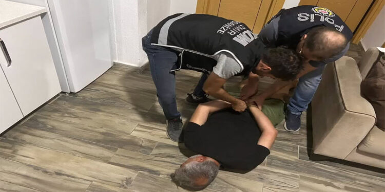 İzmir'de suç örgütüne yönelik operasyon; 11 gözaltı