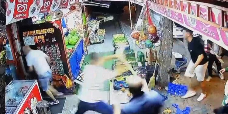 Bayrampaşa'da gasp girişimini engellemeye çalışan marketçi, saldırıya uğradı