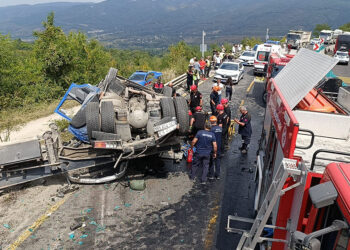 Bolu Dağı'nda kum yüklü TIR karşı şeride geçip otomobile çarptı