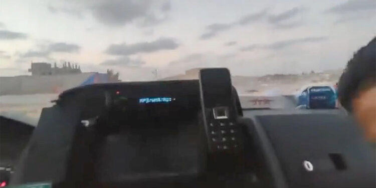 İsrail güçleri, Filistin Kızılayı görevlilerinin aracına ateş açtı