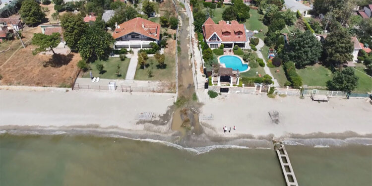 Büyükçekmece'de denizin rengi kahverengiye büründü