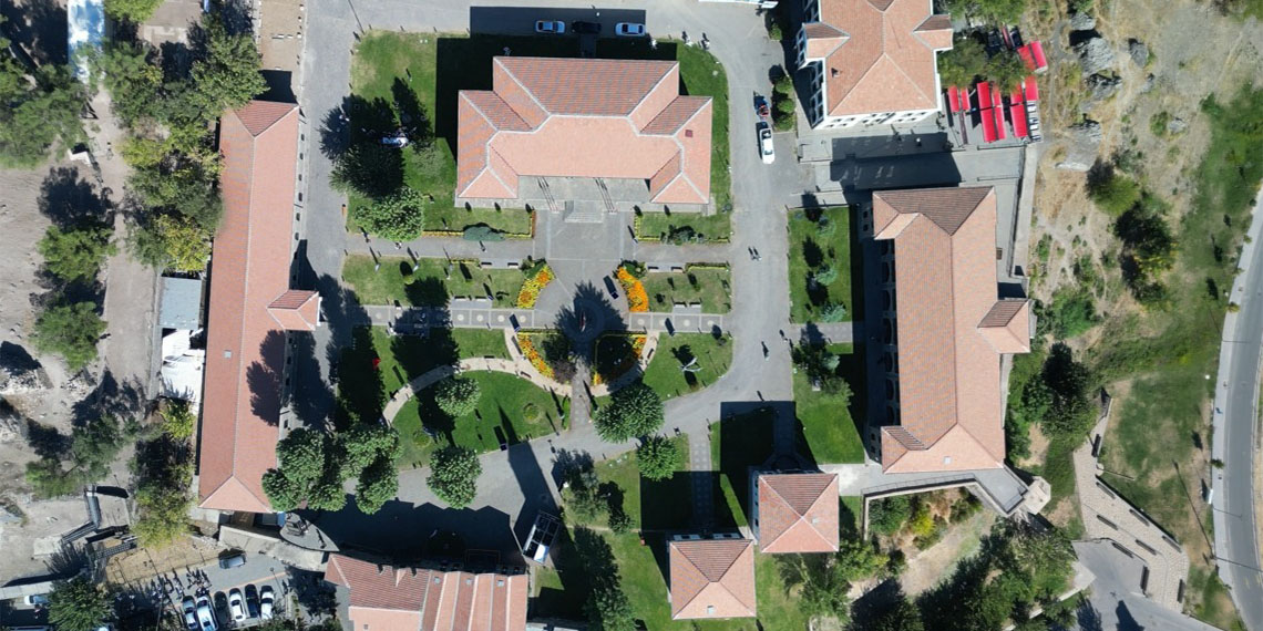 Diyarbakır’ın Sur ilçesinde içinde tescilli 14 tarihi yapı bulunan ve çeşitli dönemlere ait 100 bine yakın eserin bulunduğu İçkale Müze Kompleksi, yılın ilk 7 ayında 102 bin ziyaretçi ağırladı.