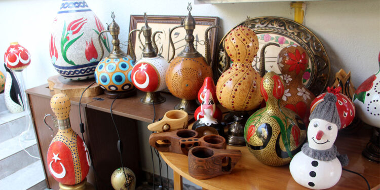 Yetiştirdiği su kabaklarını dekoratif ürünlere çeviriyor