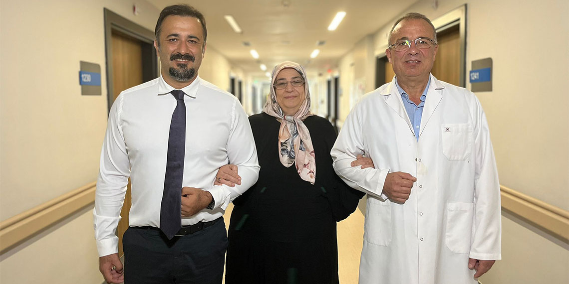 Yumurtalıklarındaki 23 kiloluk kitle operasyonla çıkarıldı, Prof. Dr. Taylan Şenol "Patates çuvalı büyüklüğünde bir tümördü. Bu halde yaşaması bile mucize" dedi.