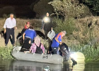 Baraj kapaklarının açılmasıyla su seviyesi yükseldi; 9 kişi mahsur kaldı