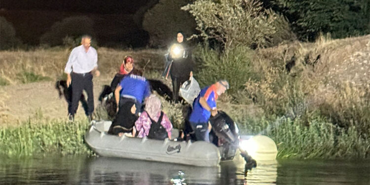 Baraj kapaklarının açılmasıyla su seviyesi yükseldi; 9 kişi mahsur kaldı