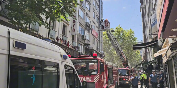 Fatih'te otel yangın