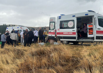 Düğüne gidenleri taşıyan midibüs devrildi; 27 yaralı