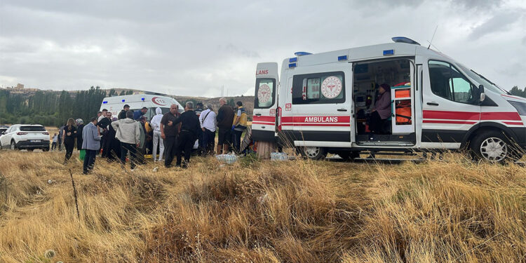 Düğüne gidenleri taşıyan midibüs devrildi; 27 yaralı