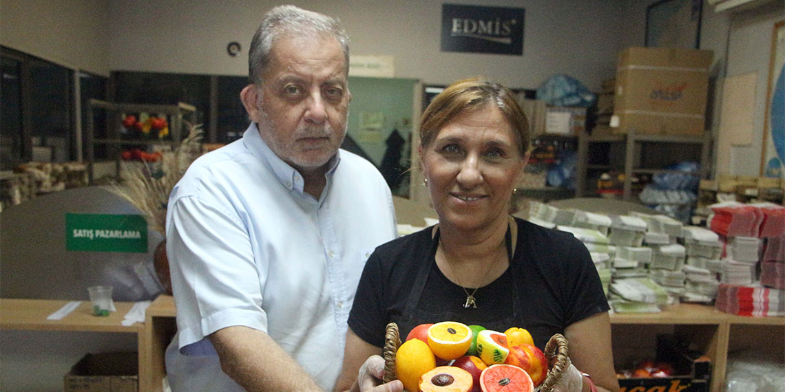 Edirne'de yaşayan Can Ürenli (66) ve Sermin Ürenli (59) çifti, Osmanlı döneminde 17'nci yüzyılın ortalarında geliştirilerek günümüze ulaşan 'kokulu meyve sabunu' üreticiliğini devam ettiriyor.